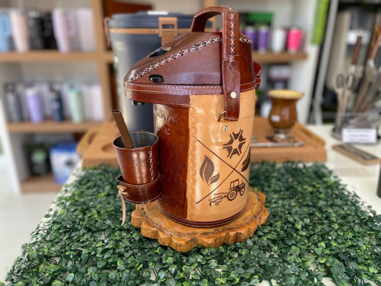 Kit Garrafa Térmica em Couro – 4L (Personalizável)